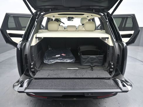 New 2025 Land Rover Range Rover SE image 17