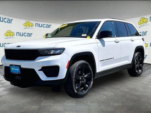 Used 2023 Jeep Grand Cherokee Altitude AWD/4WD image 3