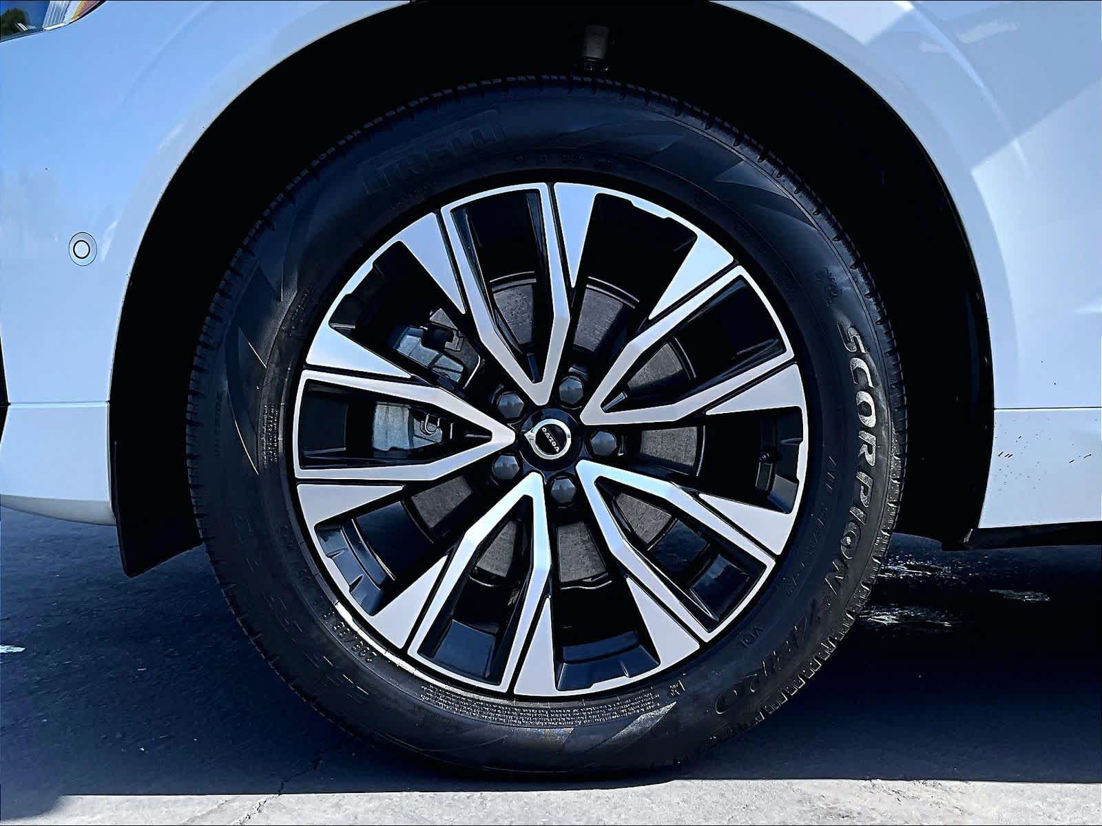 Used 2024 Volvo XC60 B5 Plus w/ Protection Package AWD/4WD image 13