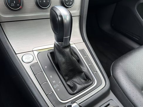 Used 2016 Volkswagen Golf Limited Edition image 21