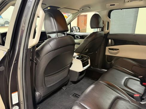 Used 2023 Kia Carnival EX FWD image 21