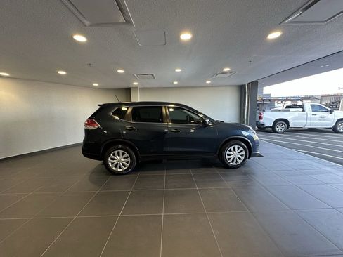 Used 2016 Nissan Rogue S image 4