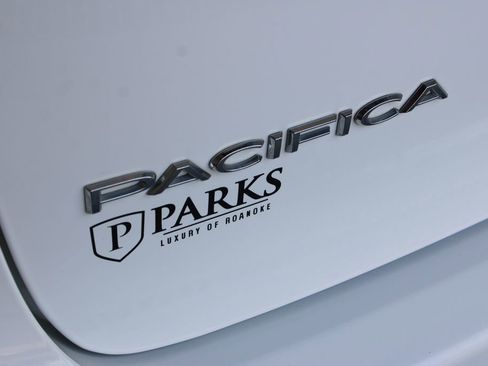Used 2023 Chrysler Pacifica Touring-L FWD image 36