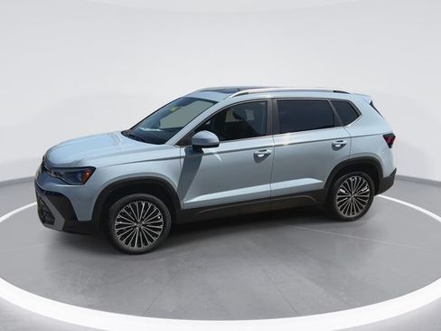 New 2026 Volkswagen Taos SE FWD image 4