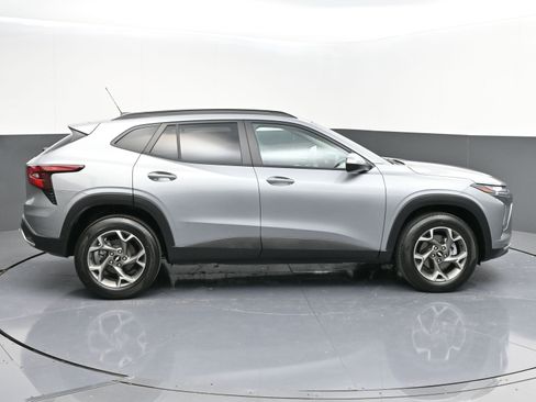 Used 2025 Chevrolet Trax LT w/ Sunroof Package image 8