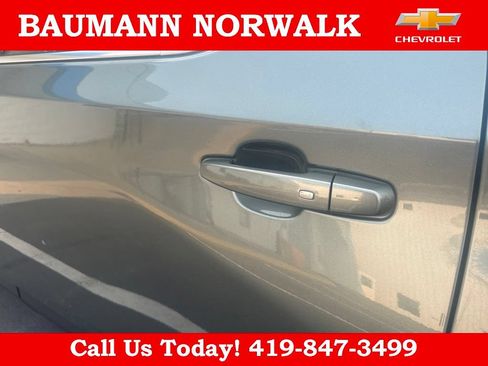 Used 2023 Chevrolet Traverse LT FWD image 12