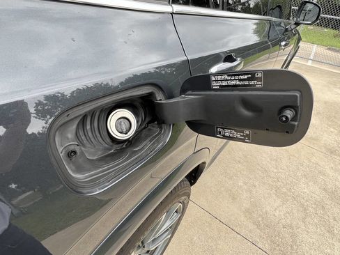 Used 2017 Volvo XC90 T6 Momentum w/ Vision Package image 39