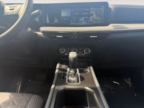 Used 2025 Nissan Kicks SV FWD image 11