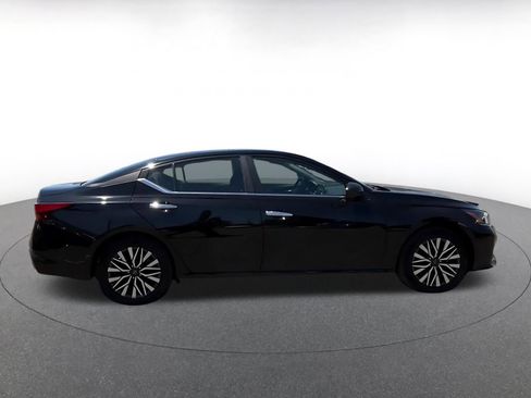 Used 2025 Nissan Altima 2.5 SV FWD image 16