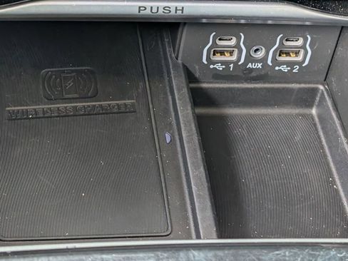 Used 2023 Chrysler Pacifica Limited image 32