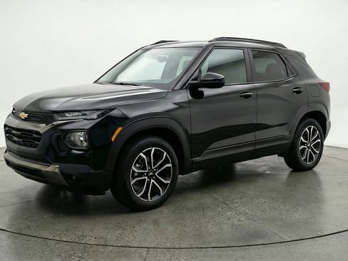 Used 2025 Chevrolet TrailBlazer LT image 3