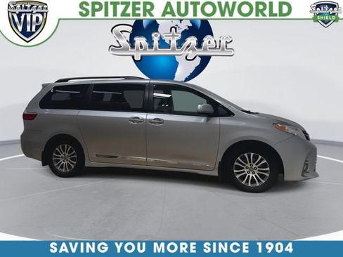 Used 2019 Toyota Sienna XLE w/ XLE Navigation Package FWD image 2