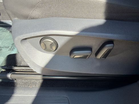 Used 2022 Volkswagen Tiguan SE w/ Panoramic Sunroof Package image 24