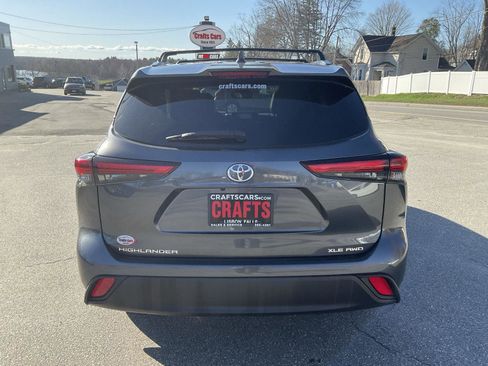 Used 2020 Toyota Highlander XLE AWD/4WD image 4