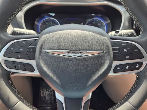 Used 2023 Chrysler Pacifica Touring-L image 34