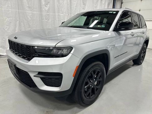 Used 2025 Jeep Grand Cherokee Altitude AWD/4WD image 3