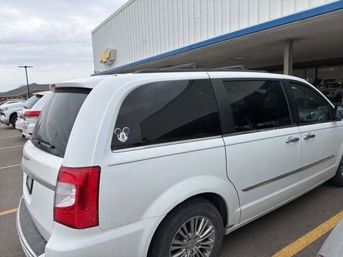 Used 2013 Chrysler Town & Country Touring-L w/ Driver Convenience Group image 7