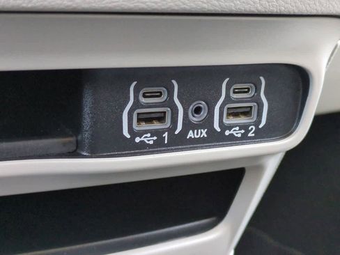 Used 2024 Chrysler Pacifica Touring-L image 22