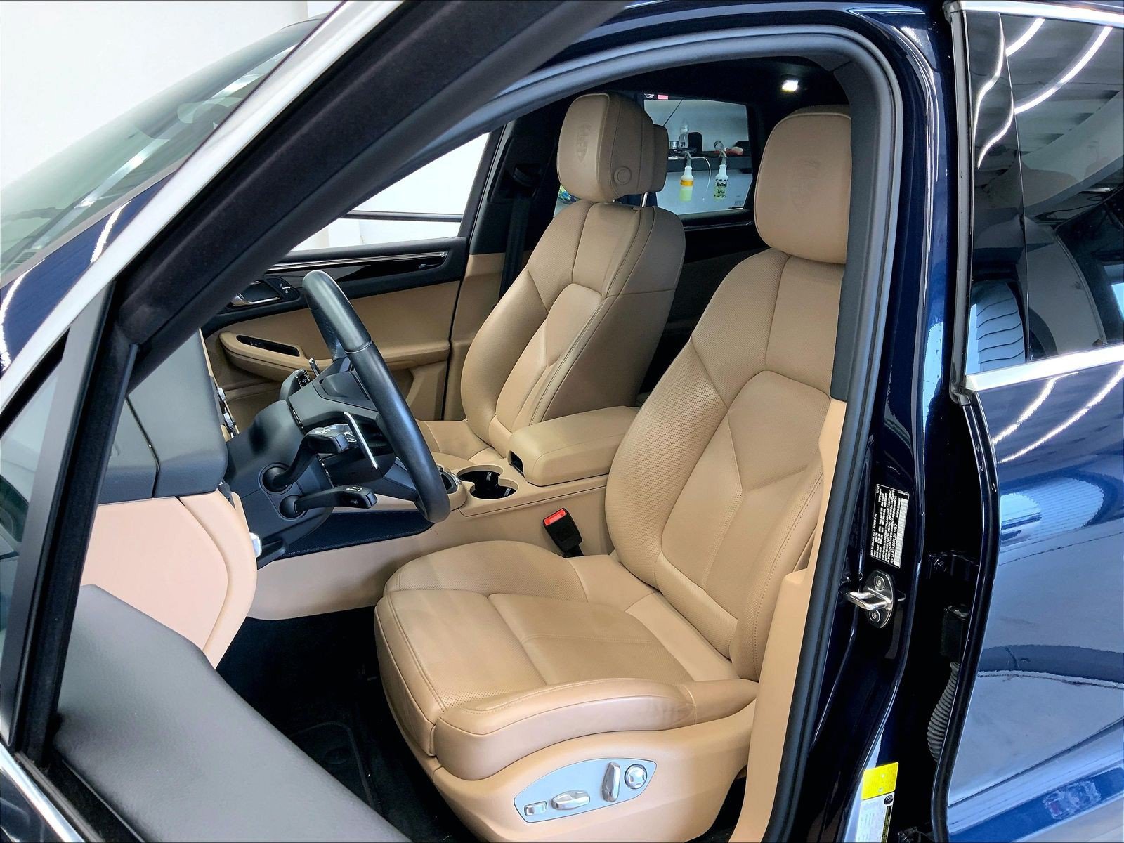 Certified 2023 Porsche Macan AWD/4WD image 5