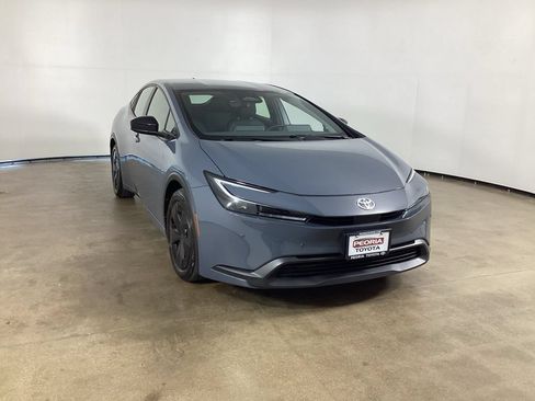 Used 2025 Toyota Prius LE FWD image 3