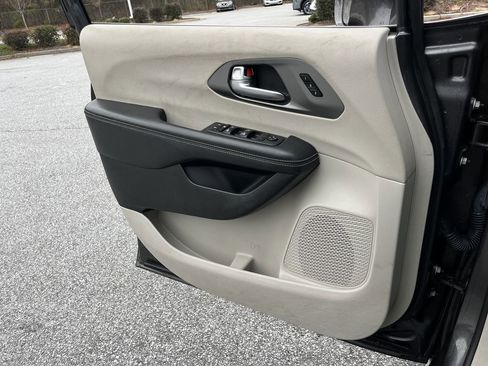 Used 2022 Chrysler Pacifica Touring-L image 12