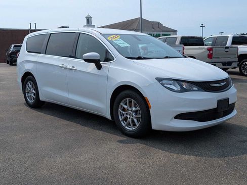 Used 2022 Chrysler Voyager LX FWD image 6