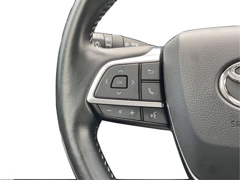Used 2021 Toyota Highlander XLE AWD/4WD image 16