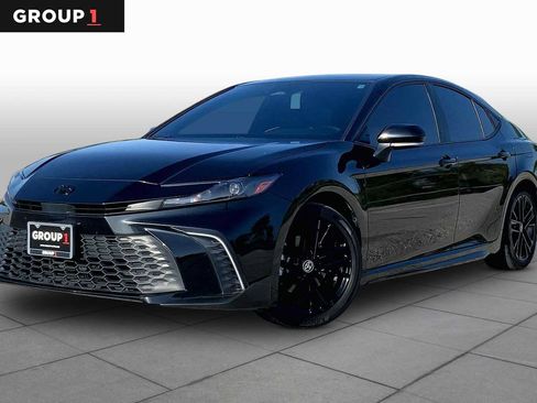 Used 2025 Toyota Camry SE w/ Convenience Package FWD image 1