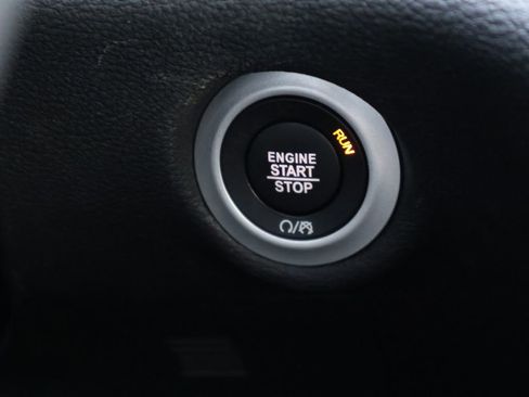 Used 2025 Chrysler Pacifica Limited image 30