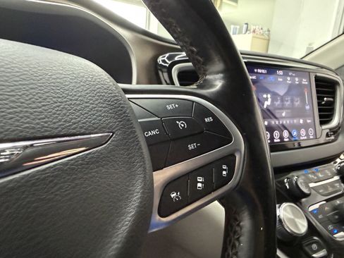 Used 2018 Chrysler Pacifica Touring-L w/ Advanced Safetytec Group FWD image 13