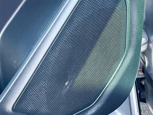 Used 2022 Ford Explorer XLT image 18