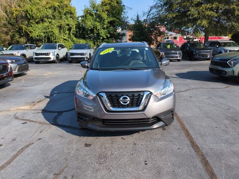 Used 2018 Nissan Kicks SV FWD image 2