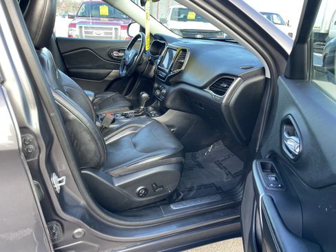 Used 2019 Jeep Cherokee Limited image 29