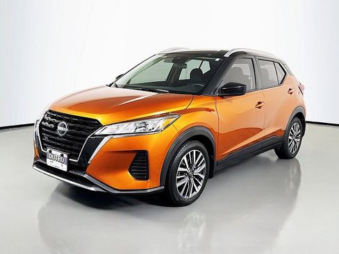 Used 2024 Nissan Kicks SV image 3