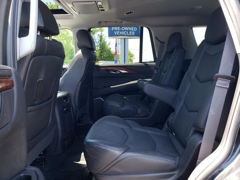 Used 2016 Cadillac Escalade Luxury AWD/4WD image 11