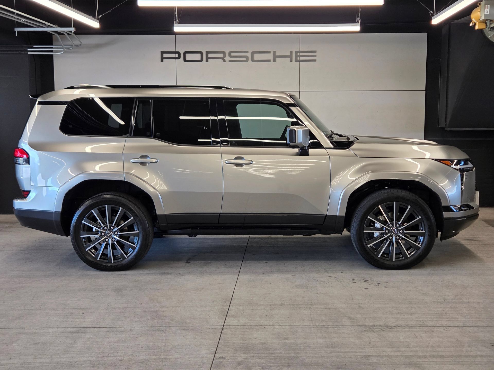 Used 2026 Lexus GX 550 w/ Accessory Package (2T) AWD/4WD image 30