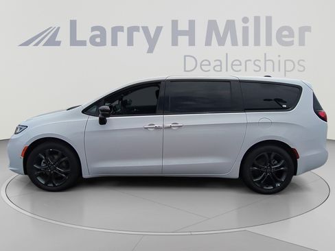 New 2026 Chrysler Pacifica Select FWD image 2