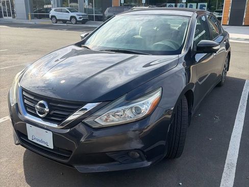 Used 2017 Nissan Altima 2.5 SV w/ Convenience Package FWD image 2