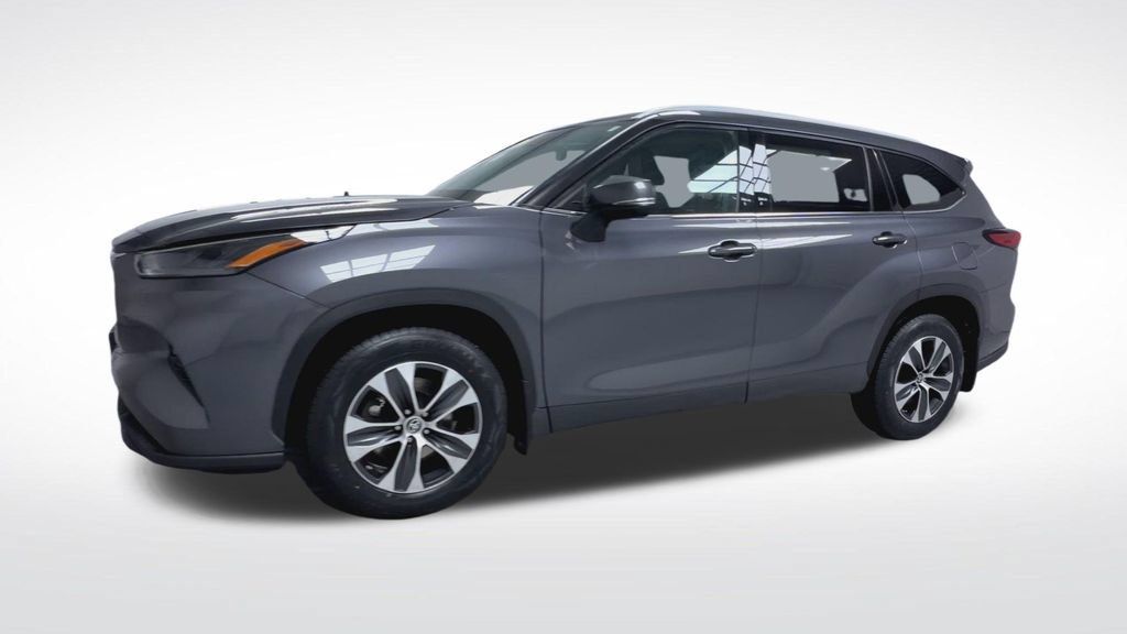 Used 2022 Toyota Highlander XLE AWD/4WD image 22
