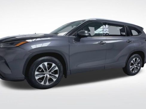 Used 2022 Toyota Highlander XLE AWD/4WD image 22
