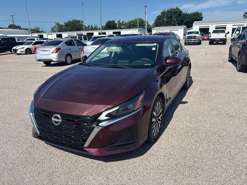 Used 2023 Nissan Altima 2.5 SV FWD image 3