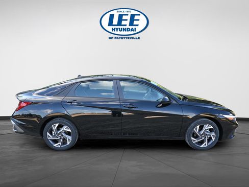 New 2025 Hyundai Elantra SEL image 2