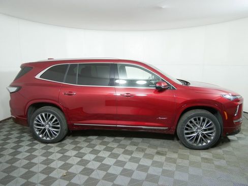 Used 2025 Buick Enclave Avenir image 2