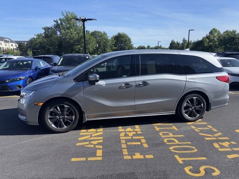 Used 2023 Honda Odyssey Elite image 2