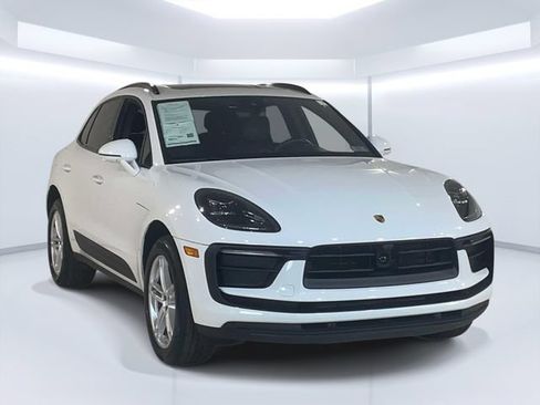 Certified 2024 Porsche Macan AWD/4WD image 9