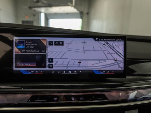 Used 2025 BMW i7 xDrive60 image 18