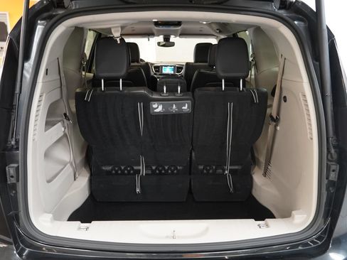Used 2019 Chrysler Pacifica Touring-L FWD image 11