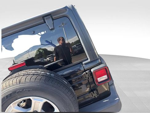 Used 2018 Jeep Wrangler Sport AWD/4WD image 14