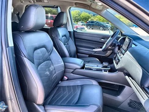 Used 2025 Nissan Pathfinder Platinum w/ Black Appearance Package image 24
