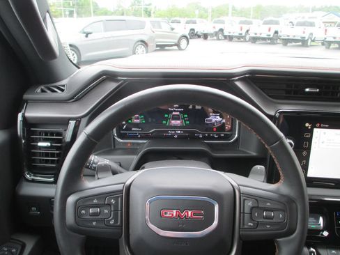 Used 2024 GMC Sierra 1500 AT4 w/ Technology Package AWD/4WD image 32